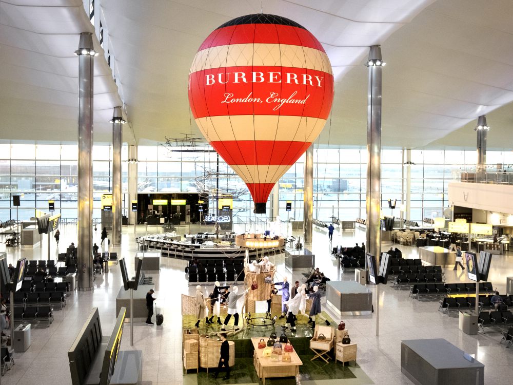 Burberry hot air balloon installation at Heathrow Terminal BIG - 欢庆时刻少不了 Moët & Chandon 假日限定系列
