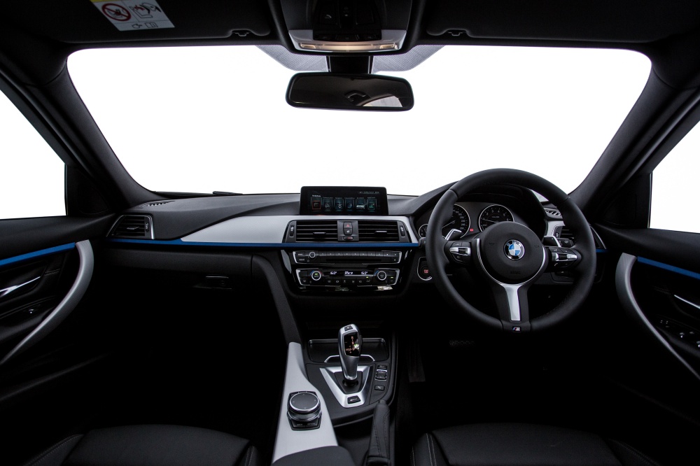 BMW 330e M Sport interior - BMW iPerformance 混合动力 大势所趋