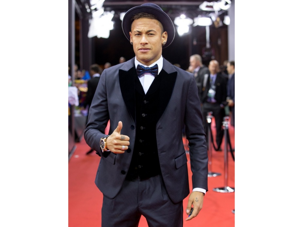 the popular footballers men fashion style neymar 3  - 看足球明星卸下球衣后，如何展现酷帅魅力！