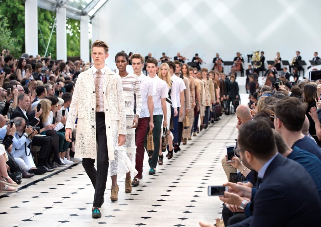 Burberry Menswear Spring Summer 2016 Show Final 1024x724 - K's Talk: 永远的绅士!爱上 Burberry 的10个理由 Burberry Menswear Spring Summer 2016 Show Final 1024x724 - K's Talk: 永远的绅士!爱上 Burberry 的10个理由