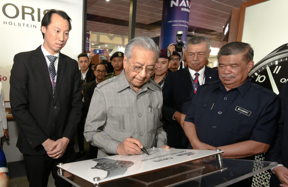 ORIS LIMA Opening Ceremony Tun Mahatir - 纪念国际海事及航空而生:ORIS LIMA 限量版飞行腕表 ORIS LIMA Opening Ceremony Tun Mahatir - 纪念国际海事及航空而生:ORIS LIMA 限量版飞行腕表