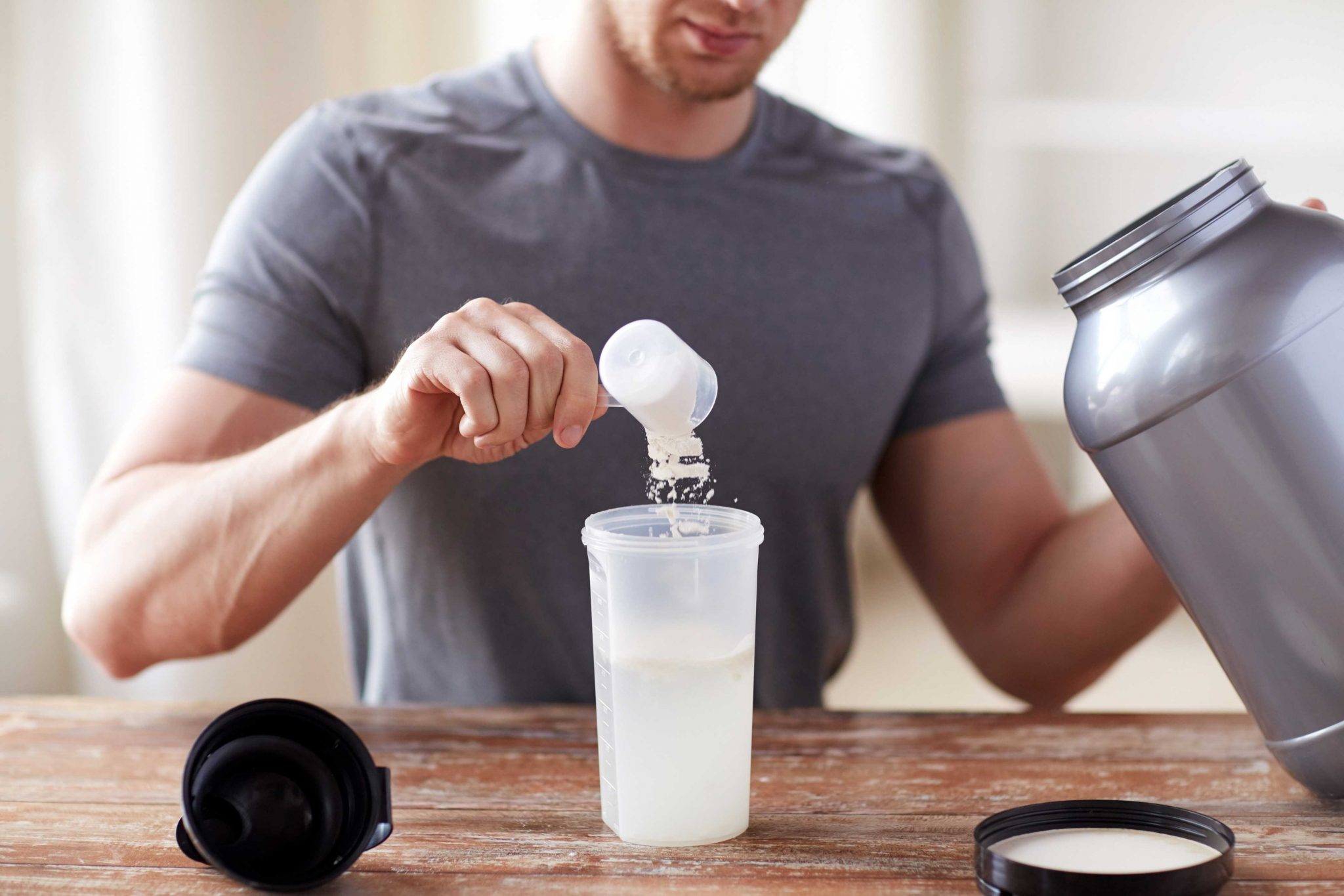 Man Making Protein Shake - 蛋白质与健身：8款蛋白粉推荐