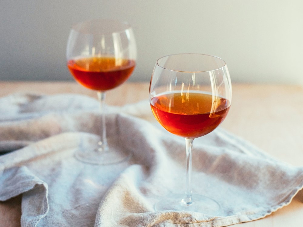 orange wine amber color - 认识 Orange Wine 葡萄酒 | 色泽、口感与故事