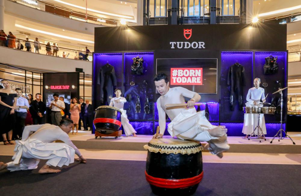 Tudor Suria KLCC pop Up Store Hands Percussion - 踏上世界海军之旅：TUDOR BLACK BAY 快闪钟表展