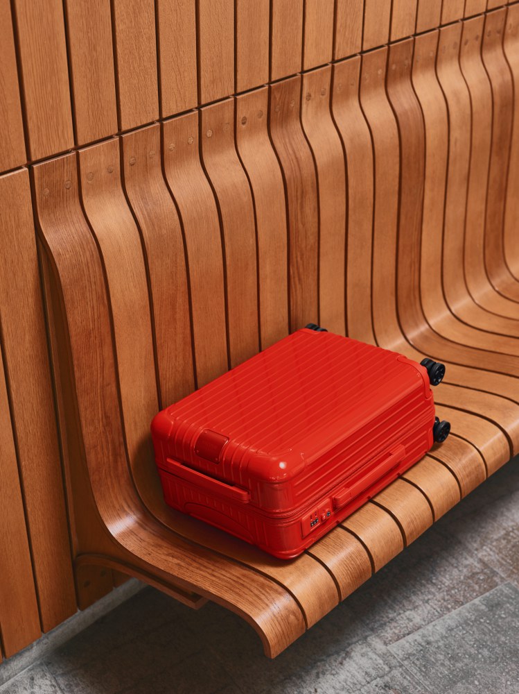 RIMOWA Essential Cabin Plus in Red Gloss - 出游最佳旅伴！Rimowa 行李箱伴你潇洒出行