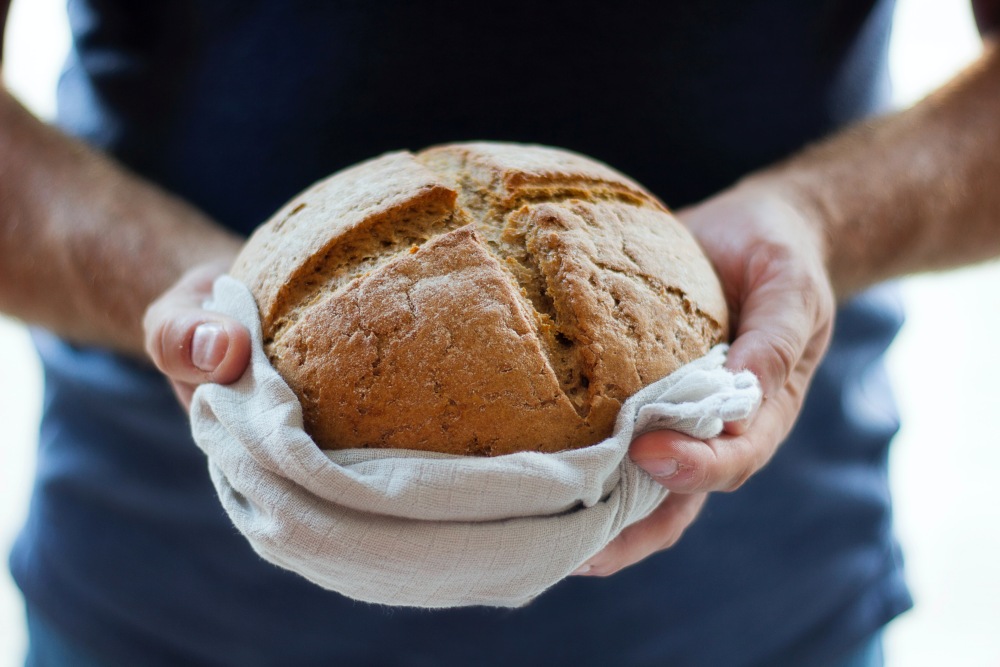 how to control sugar intake making bread Photo by Kate Remmer on Unsplash - 糖份无处不在；究竟如何才能正确“控糖”？