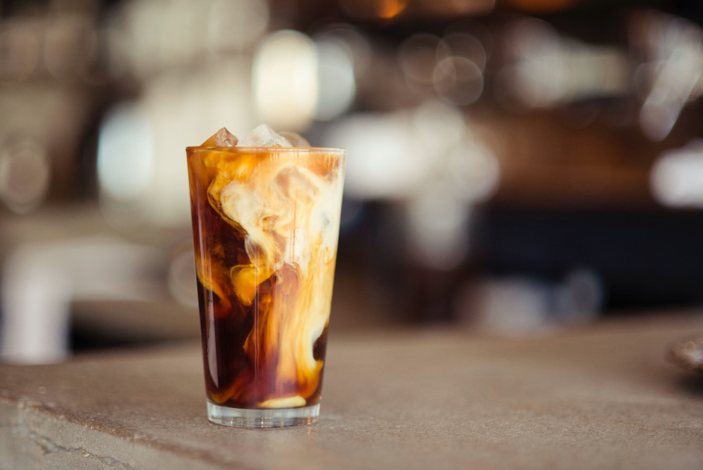 how to control sugar intake milk coffee Photo by Demi DeHerrera on Unsplash - 糖份无处不在;究竟如何才能正确“控糖”?