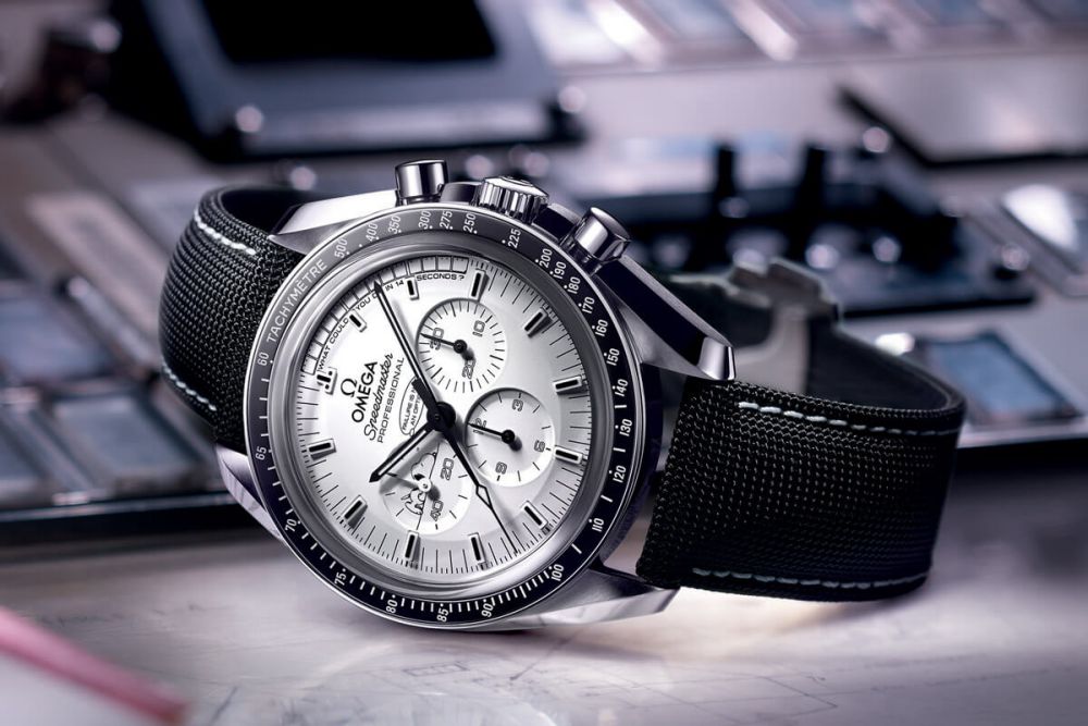 invest Omega Speedmaster Moonwatch Professional Silver Snoopy Award Apollo 13 2 - 3款保值率高的腕表品牌