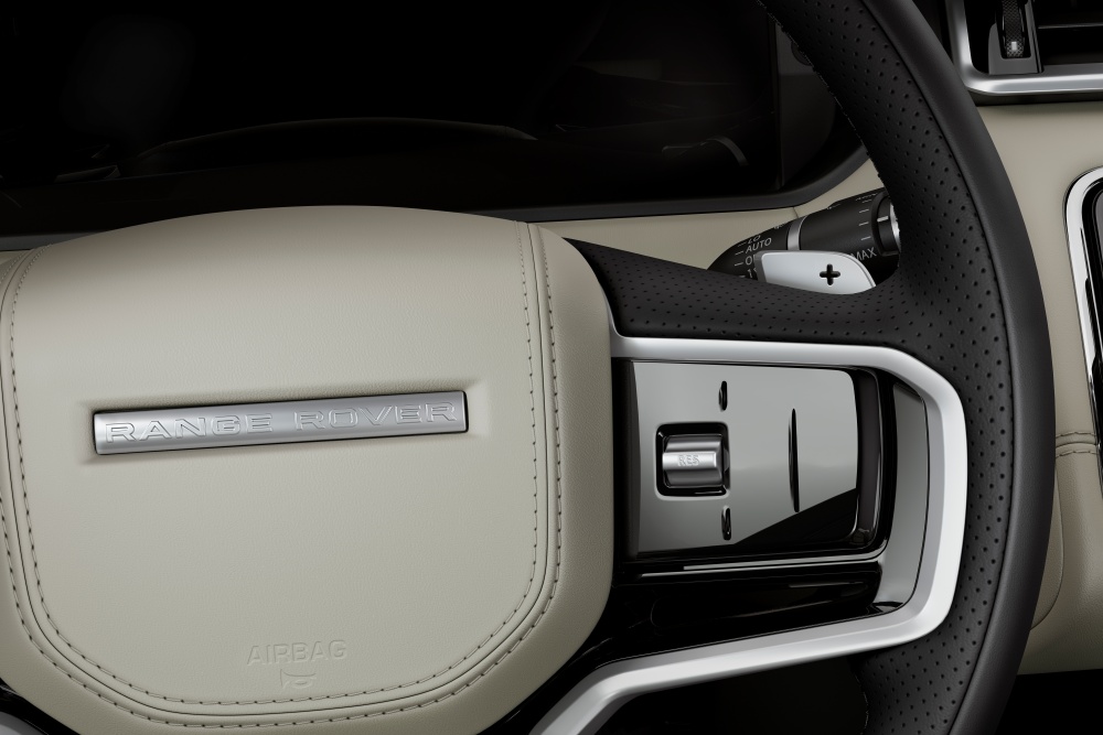 Steering wheel design with integrated smart buttons and hands on wheel detection feature - 全新加强型内装创造沉浸式体验，Range Rover Velar 正式在大马发售！