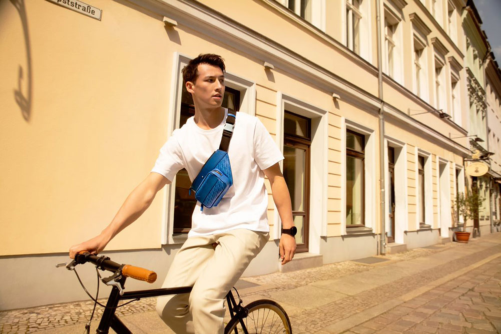 man on bicycle - 穿戴灵活多样的帆布包：Montblanc 全新亮蓝色Gram 4810系列