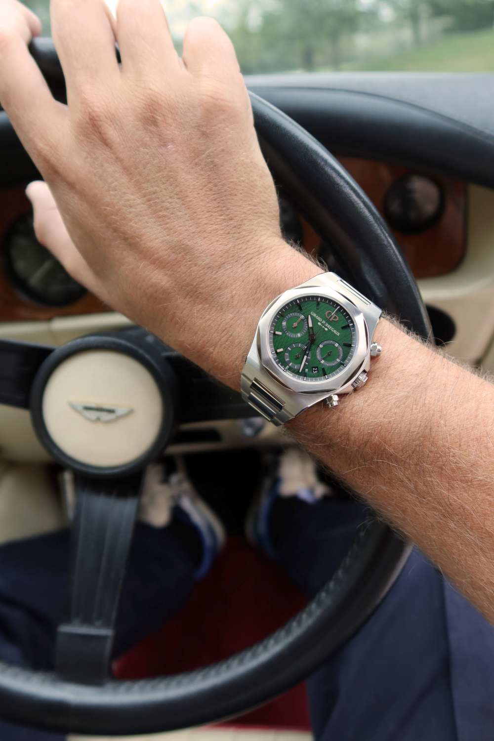 girard perregaux x aston martin laureato chronograph aston martin edition 05 - Aston Martin 携手 Girard-Perregaux 打造 Laureato 特别版腕表！