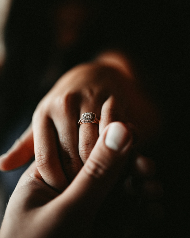 engagement ring tips for guys - 如何选购求婚戒指？跟着这6大指南准没错！