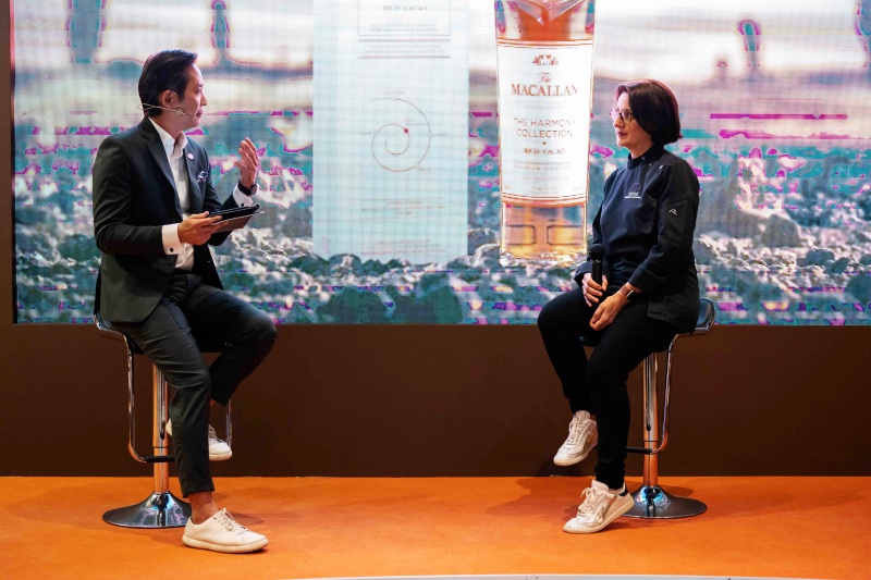 Jeremy Lee The Macallans Brand Ambassador and Chef Nathalie Arbefeuille on stage - The Macallan Rich Cacao 威士忌，带来稀有绝妙的巧克力风味