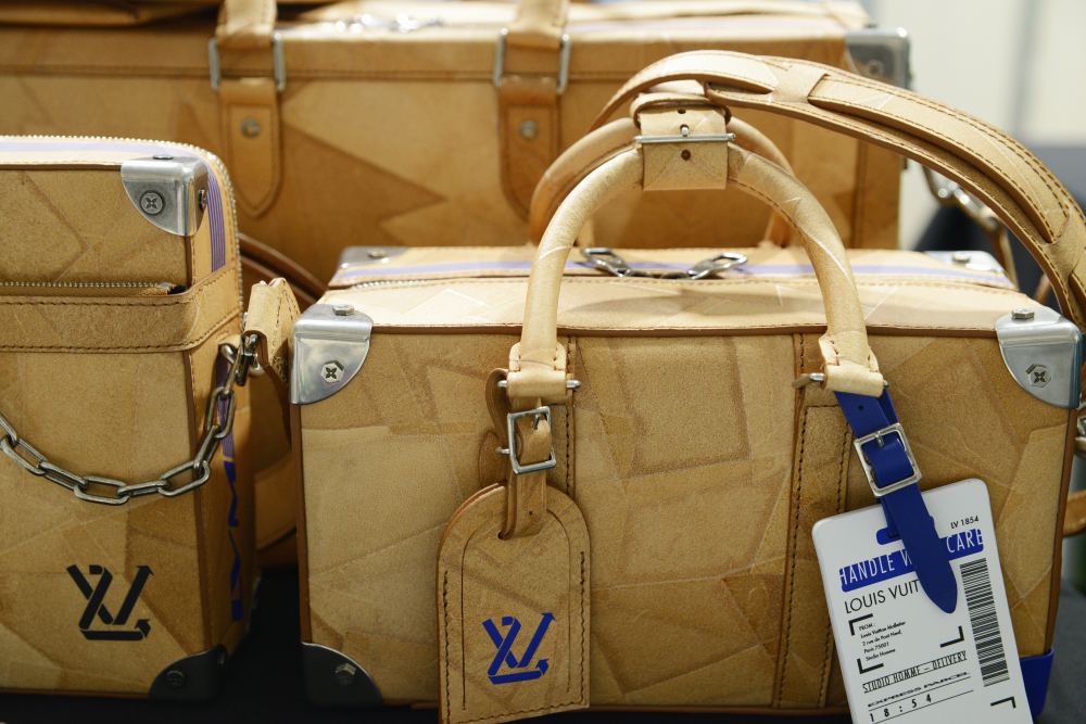 Louis Vuitton Spring Summer 2023 Men Show beige trunk - 献给长不大的男孩；Louis Vuitton 春夏’23男装承载无限想象力