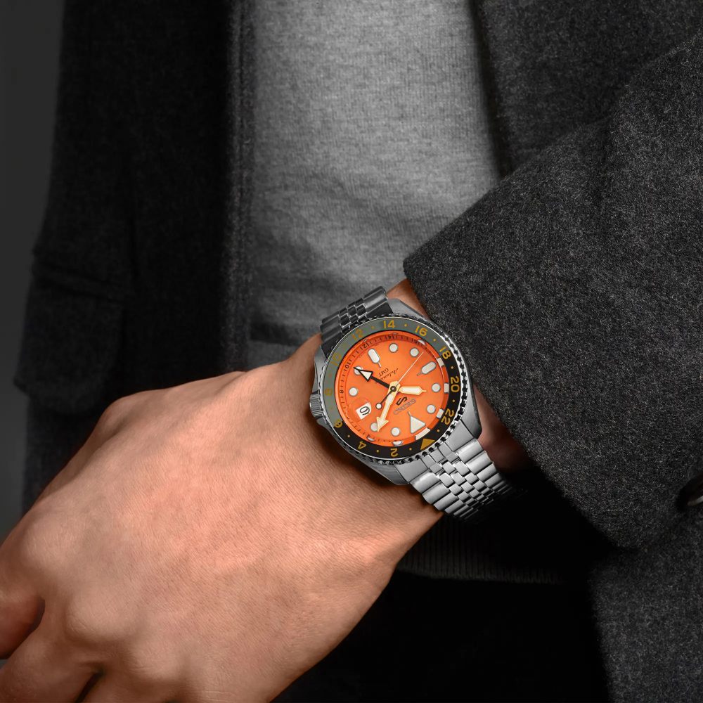 Seiko 5 Sports GMT orange worn - 最亲民的 GMT 腕表：Seiko 5 Sports GMT