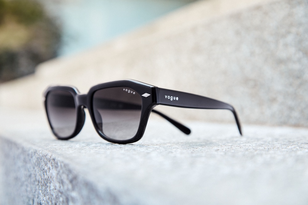 Hailey Bieber X Vogue Eyewear sunglasses - 精选4大品牌墨镜，满足不同个性与风格男士