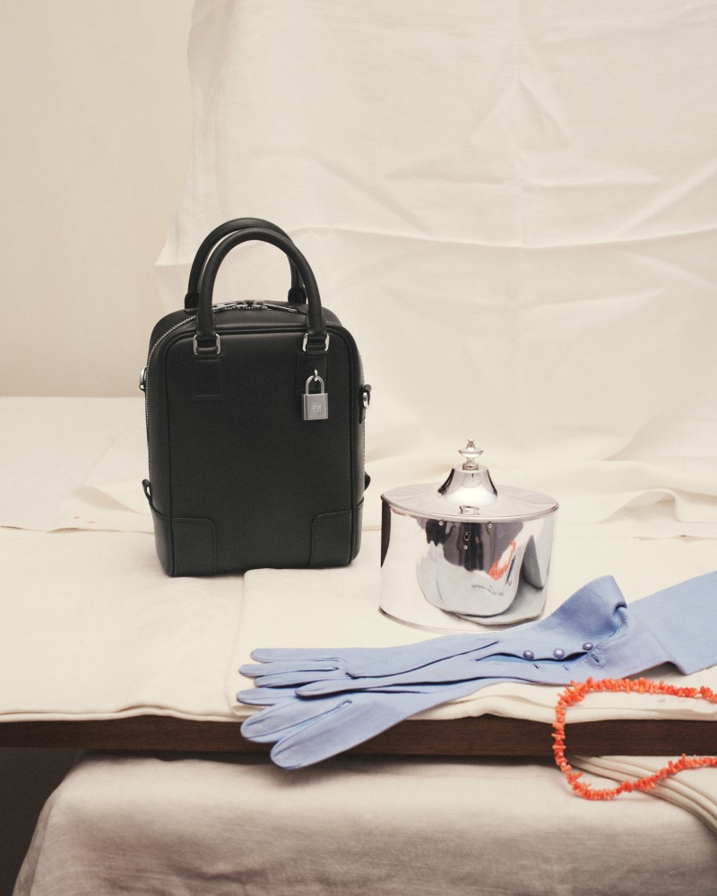 Loewe SS2023 men campaign handbag - LOEWE 2023 春夏男装广告&nbsp;用摄影艺术展现新品