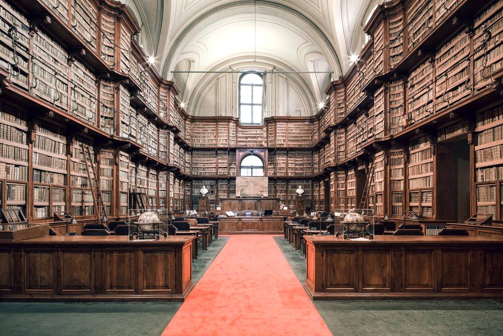Biblioteca Angelica Rome europe libraries photo by thibaud poirier - 对称构图的摄影集，呈现欧洲宛如艺术博物馆的图书馆！