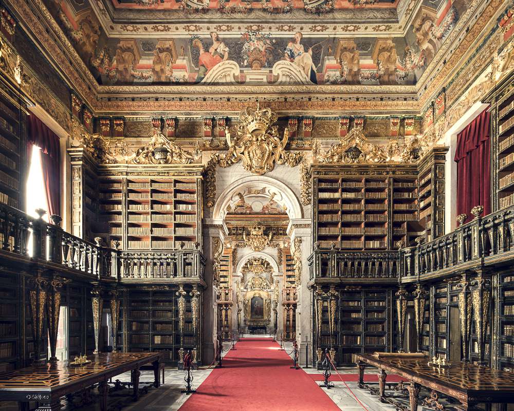 Biblioteca Joanina Coimbra 1728 europe libraries photo by thibaud poirier - 对称构图的摄影集，呈现欧洲宛如艺术博物馆的图书馆！