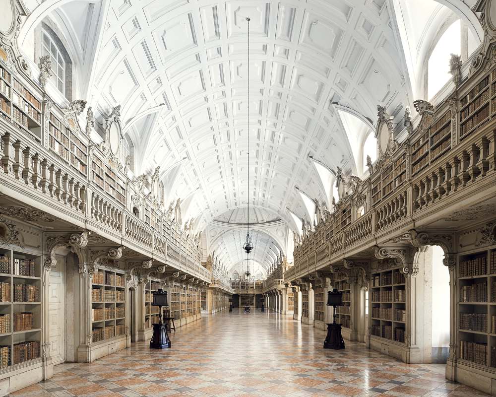 Palacio Nacional de Mafra Mafra 1755 europe libraries photo by thibaud poirier - 对称构图的摄影集，呈现欧洲宛如艺术博物馆的图书馆！