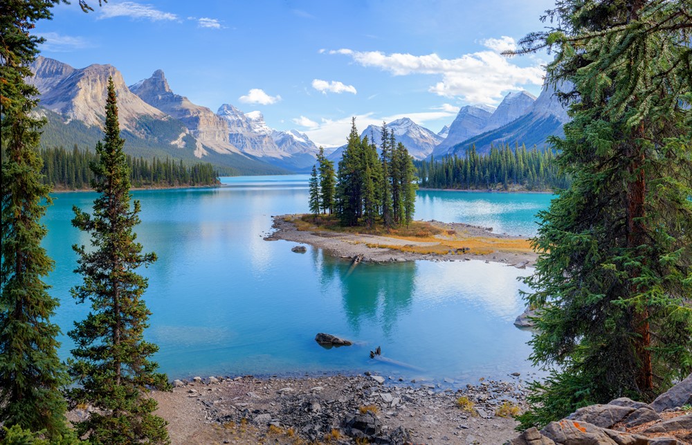 Maligne Lake Alberta Canada - Lonely Planet 精选全球50个 Hiking 路线！