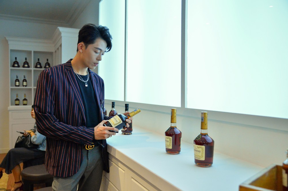 Brian See looking at the Hennessy XO - HENNESSY DECLASSIFIED：走进顶级干邑的美妙世界
