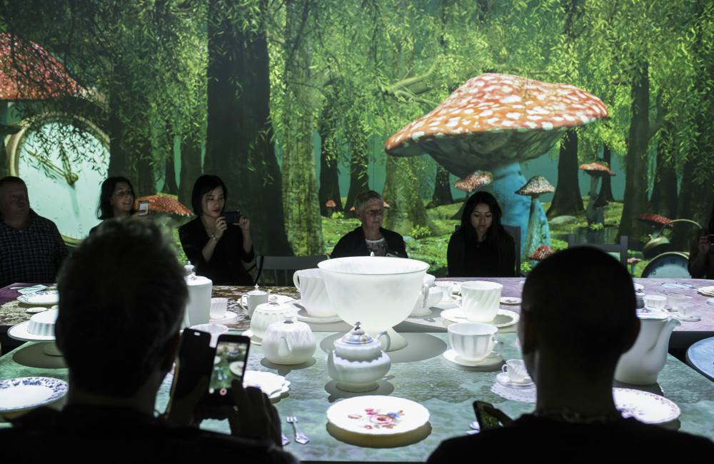 Art Science Museum SIngapore Wonderland Queens Tea Party 1 - 与Alice展开一场奇幻之旅：《WONDERLAND》by ACMI