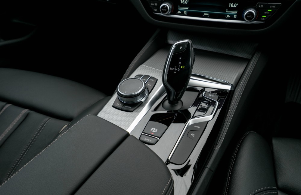 BMW 5 Series Interior Control Panel - 智慧满载的商务轿车：BMW 530e M Sport &amp; 520i Luxury