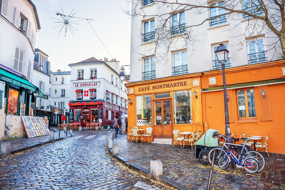 Europe France Street in the Montmartre district of Paris - Lonely Planet 带你走遍全球酿酒厂与酒吧