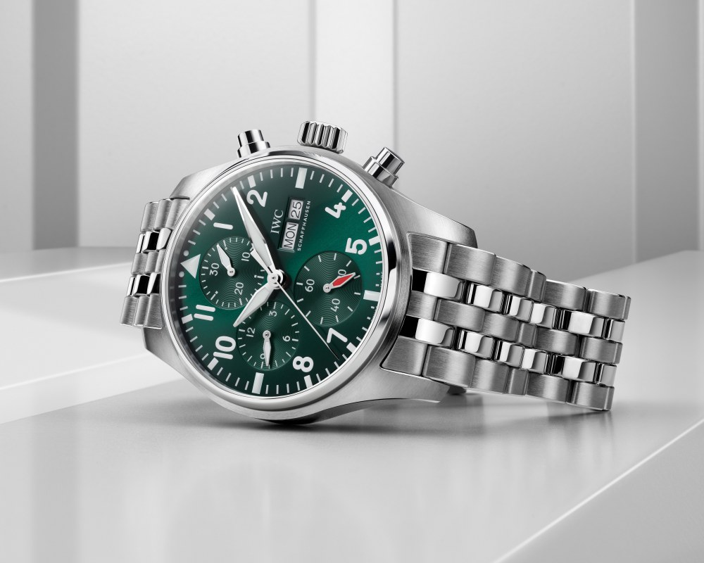 best green dial watches for every budget iwc pilot chronograph - 新手、资深玩家皆可入手！各预算内值得一看的 12款绿面腕表