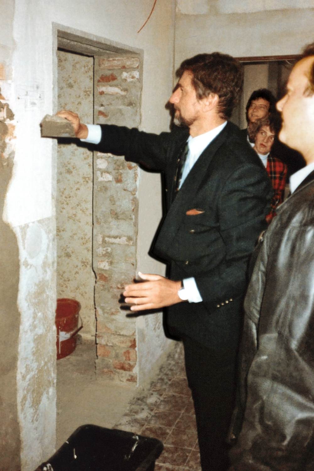 als 1993 guenter bluemlein laying foundation stone lange i building 2228227 - A. Lange & Söhne 向品牌传奇人物 Günter Blümlein 致敬