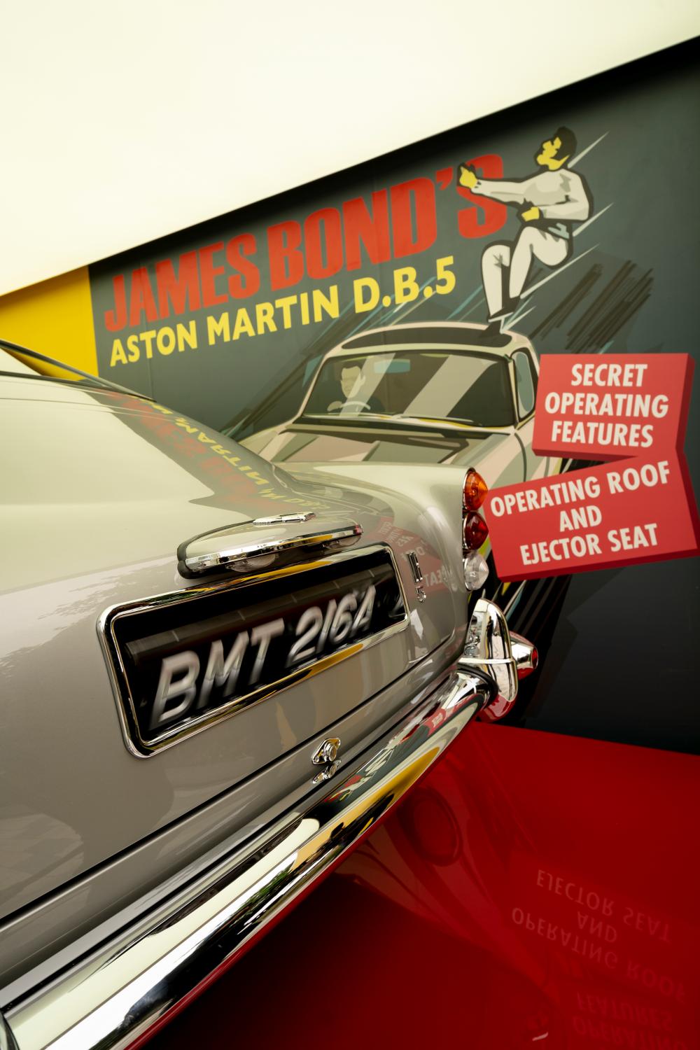 aston martin db5 toy flip license plate - 配合 No Time To Die 电影活动，Aston Martin DB5 装进了玩具盒里！
