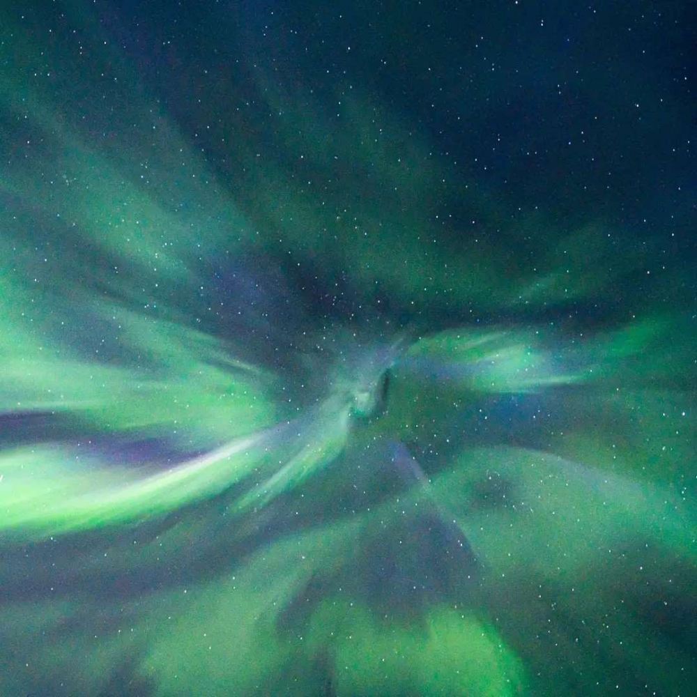 greenish blue aurora borealis emanating from a centre - 带上你最爱的人到芬兰Rovaniemi看浪漫的北极光！