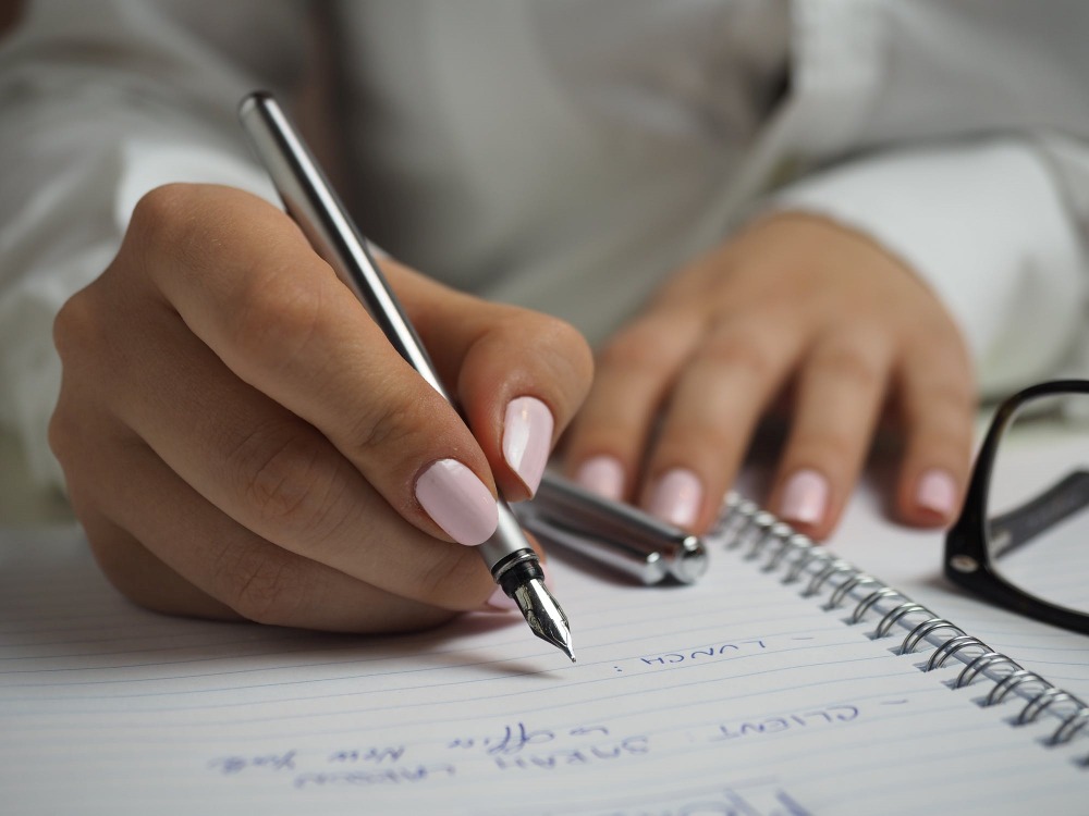 pick up the pen and write - 你最近还有拿起笔写字吗？研究证实：用笔和纸写字，会给大脑带来多种好处！