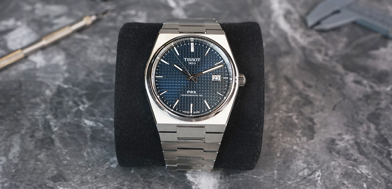 tissot prx powermatic 80 automatic movement blue dial cover - 编辑试戴 | 当红爆款 复古却酷炫的 Tissot PRX Powermatic 80