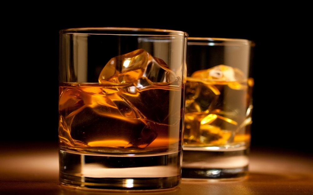 two glasses of whiskey - 威士忌入门：放越久越好吗？威士忌该喝年轻还是陈年的？