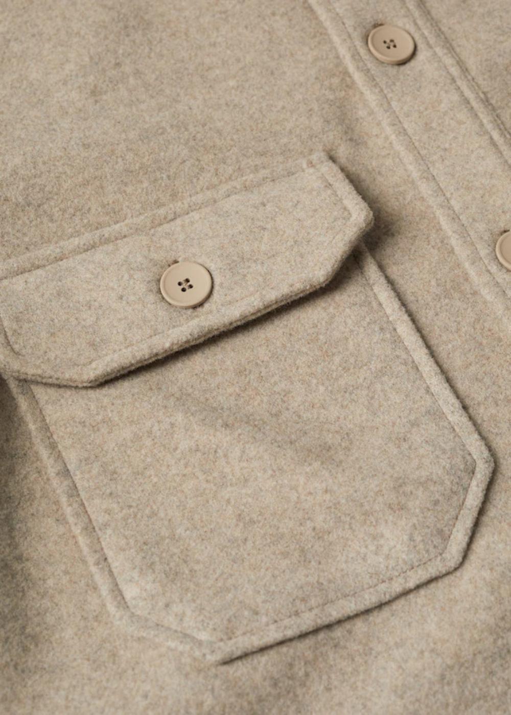 mango pockets textured overshirt 1 - 有型又耐穿！推荐7款实用性极高的夹克