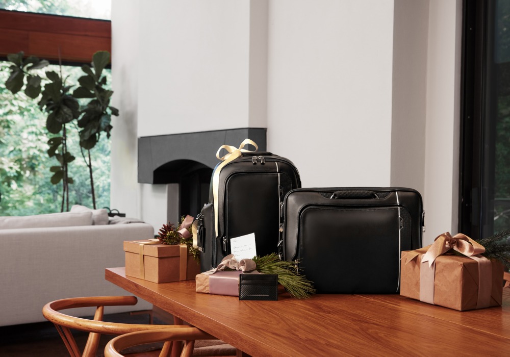 tumi presents you a variety of small gifts let you have an exquisite year end holiday cover - Styles