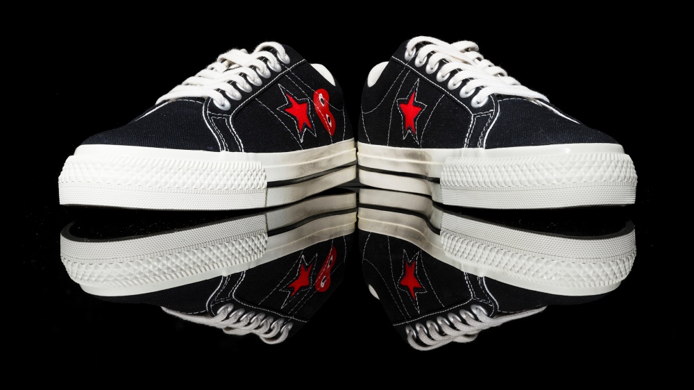 Converse x PLAY Comme des Garcons One Star black side - Converse x PLAY Comme des Garçons One Star 经典帆布鞋的趣味面