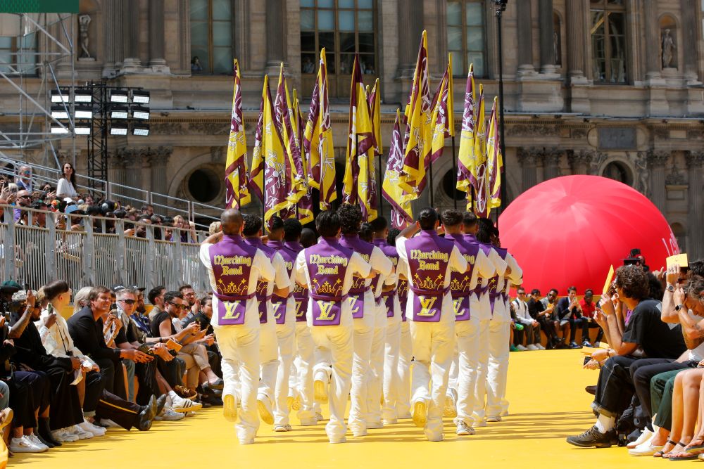 Louis Vuitton Spring Summer 2023 Men Show marching - 献给长不大的男孩；Louis Vuitton 春夏’23男装承载无限想象力