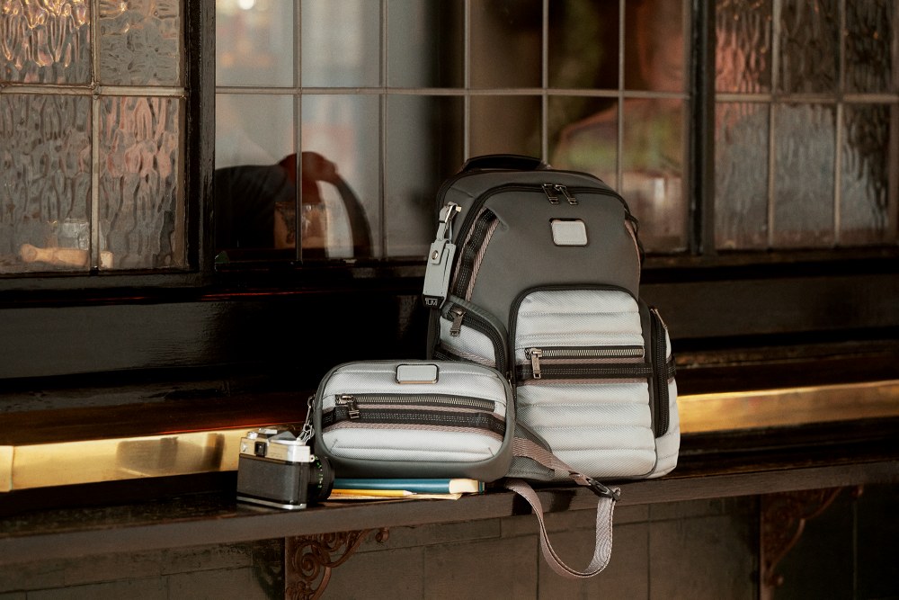 tumi Alpha Bravo Recruit Chest Pack and Navigation Backpack in Grey Quilting - 高性能、帅气又环保！TUMI 往可持续未来出发