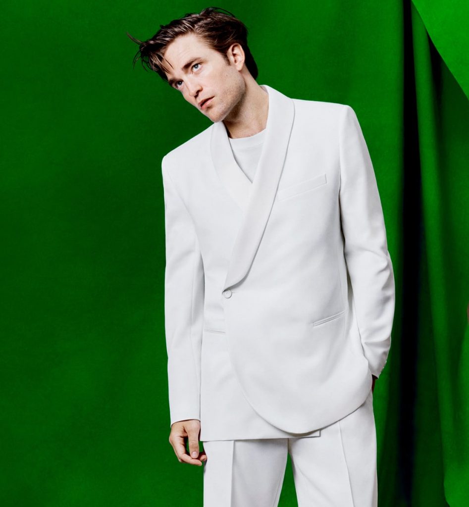 Dior Men Spring 2023 Robert Pattinson white suit 947x1024 - Robert Pattinson 魅力爆棚，演绎 Dior 2023春季广告