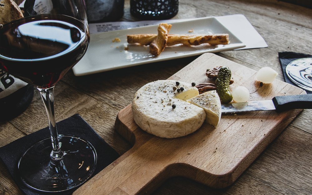 cheese and wine pairing guide - 葡萄酒指南：如何搭配起司和葡萄酒？