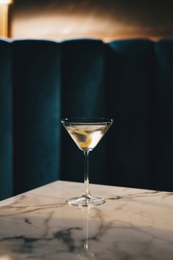 Martini 683x1024 - 酒吧点酒不踩雷：男性、女性，不同酒量适合哪款鸡尾酒？