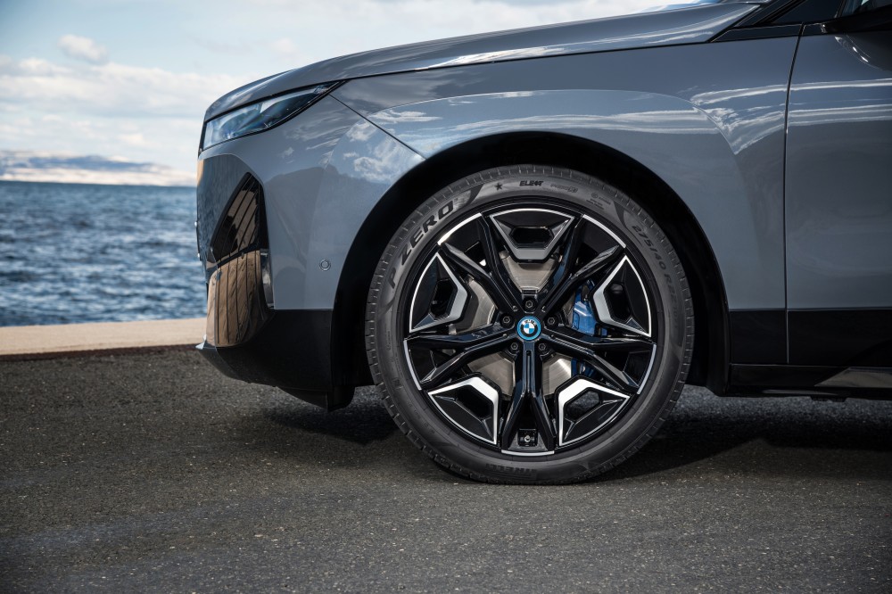 The New BMW iX xDrive50 Sport rim - 霸气科技感！升级版 BMW iX xDrive50 Sport 纯电动SAV