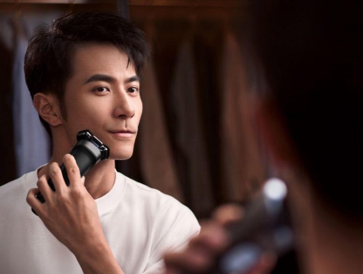electric or manual razor 740x560 - 手动剃须还是电动剃须好？看完这篇不再纠结